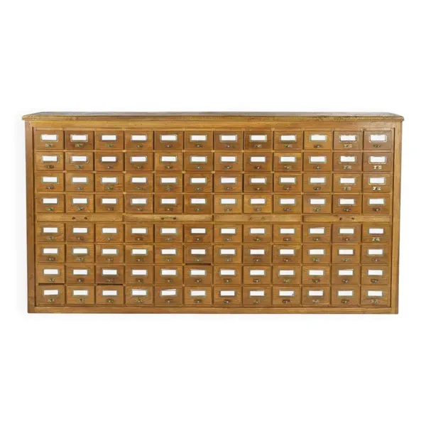 Grand meuble d’apothicaire en bois à 96 tiroirs