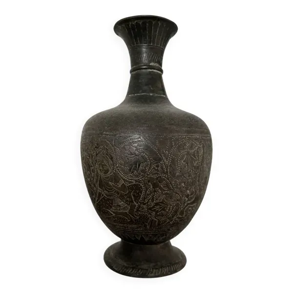 Vase décoratif en métal gravé d’Inde, fin XIXᵉ – milieu XXᵉ siècle