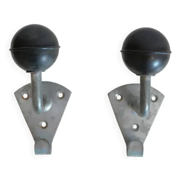 Paire de patères d’école en bakélite et métal années 50