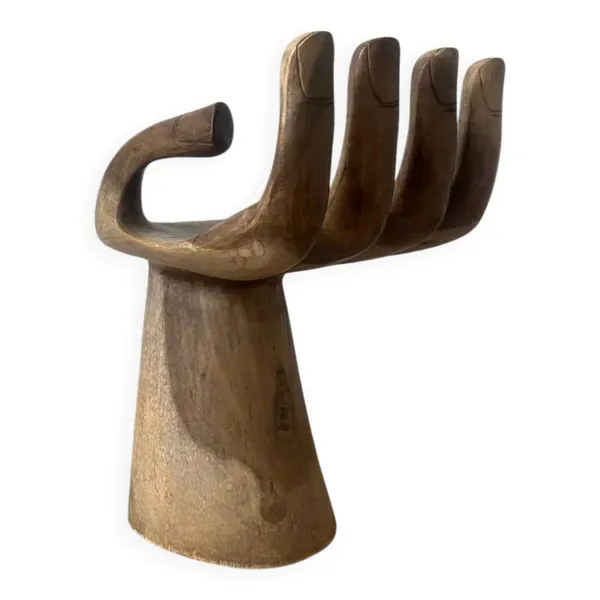 Fauteuil sculptural en bois formant une main