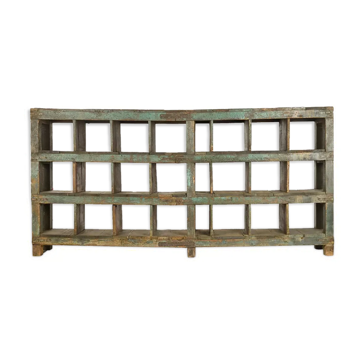 Etagère d’atelier en bois patiné à 24 cases