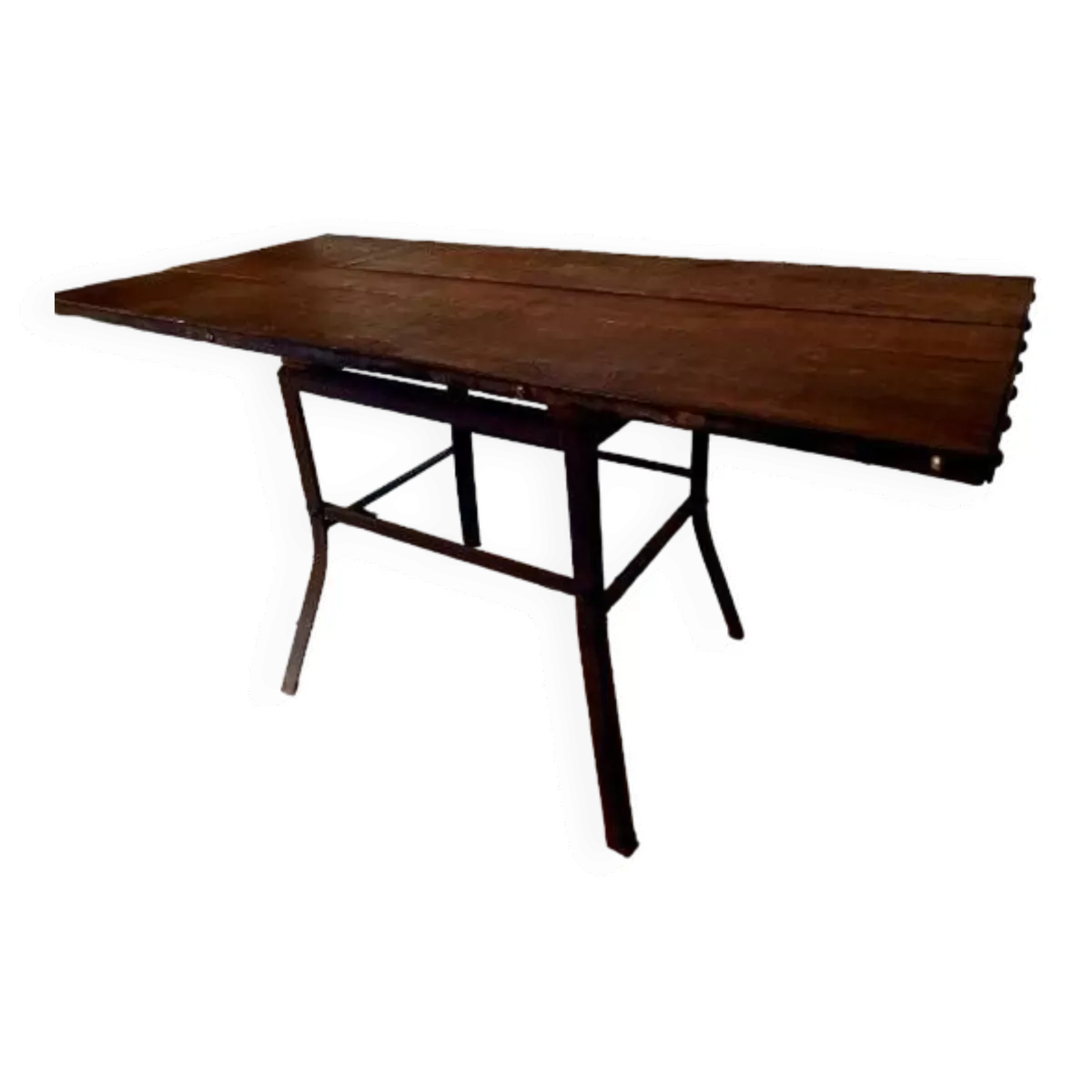 Table artisanale réalisée à base de matériaux anciens