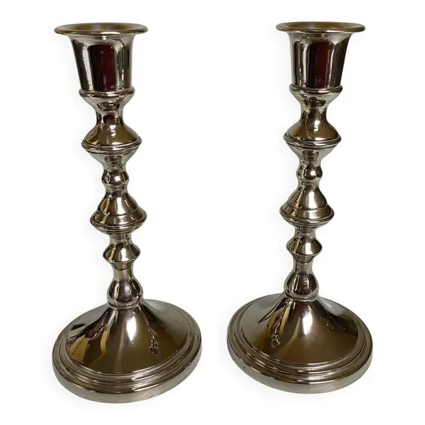 Paire de bougeoirs argentés en métal
