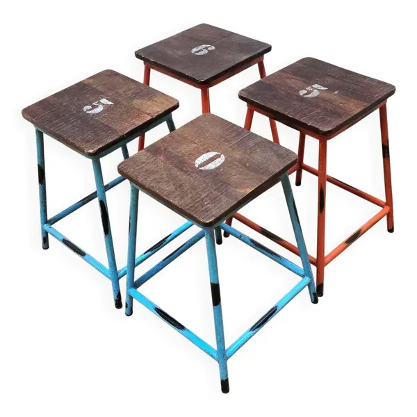Suite de 4 tabourets d'écolier