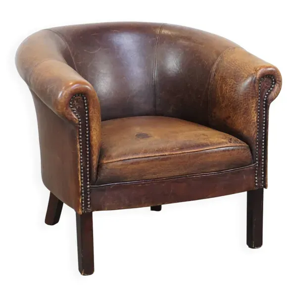 Fauteuil club en cuir de mouton avec finition clous décoratifs