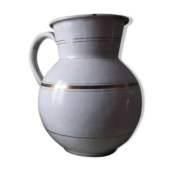 Ancien broc en métal émaillé blanc liserés dorés