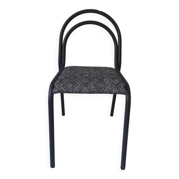 Chaise indus à la structure tubulaire en métal gris ardoise .