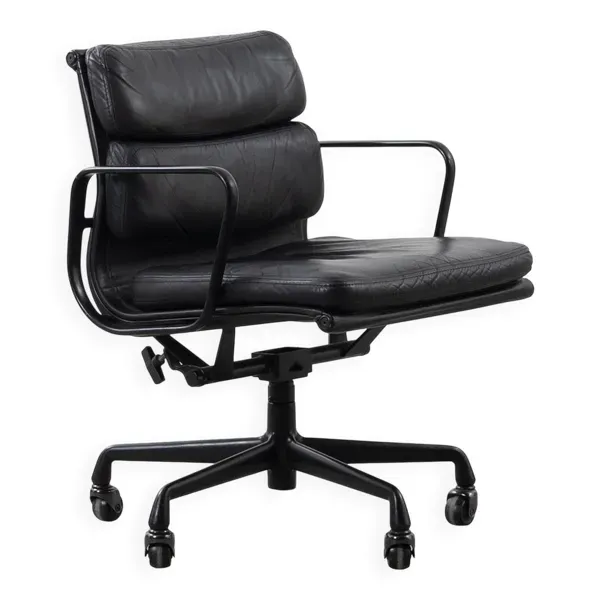 Chaise de bureau Eames EA435 Management Soft Pad entièrement noire par Herman Miller
