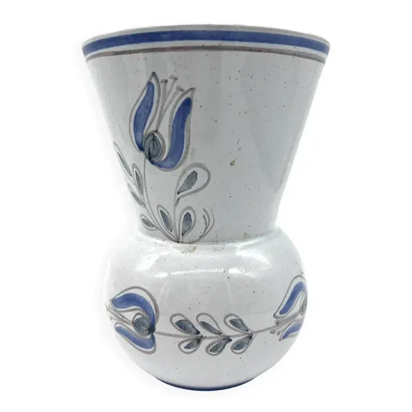 Vase en faïence émaillée bleue à décor floral stylisé, signé à la base