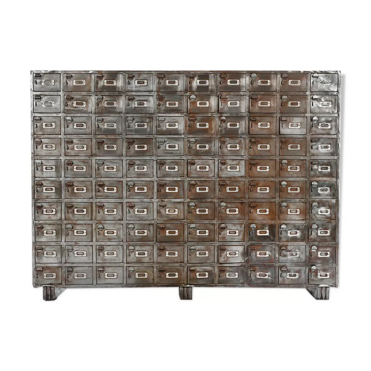 Meuble industriel à 100 casiers en métal