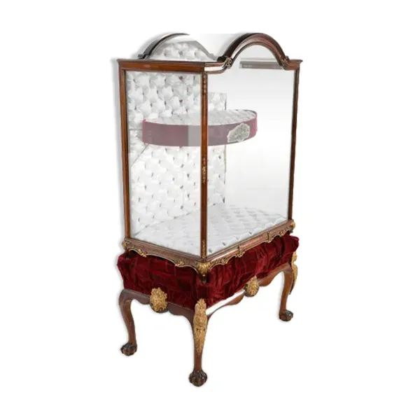 Vitrine de bijoutier en acajou à piètements en bronze doré