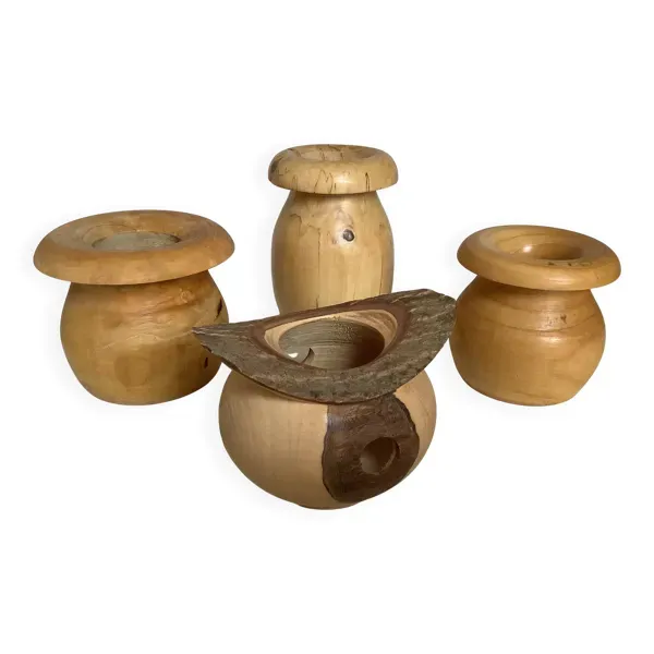 Quatre vases en bois tourné massif