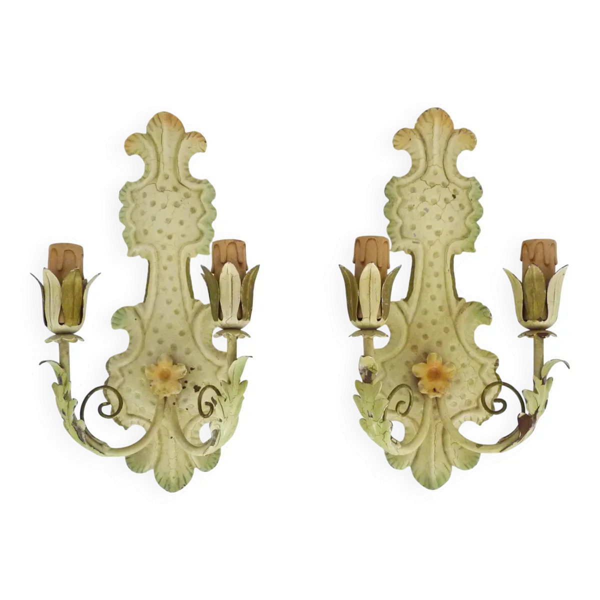 Paire d'appliques murales italienne en tôle couleur crème. Années 70