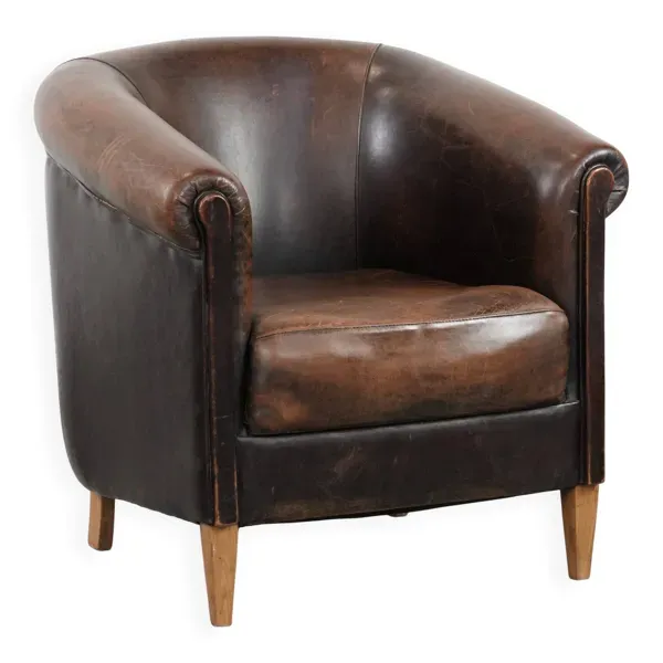 Fauteuil de club au caractère unique en peau de mouton avec une belle patine.