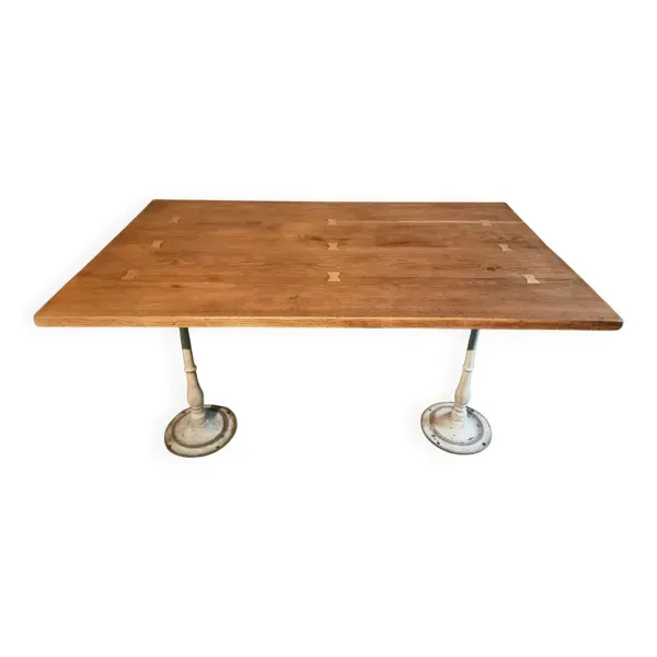 Table française vintage – plateau en chêne et pieds en fonte (130 cm)