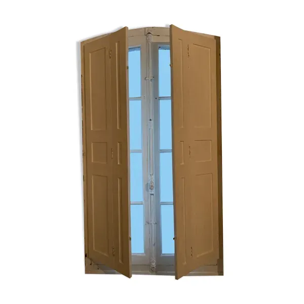 Fenêtre avec volets intérieurs