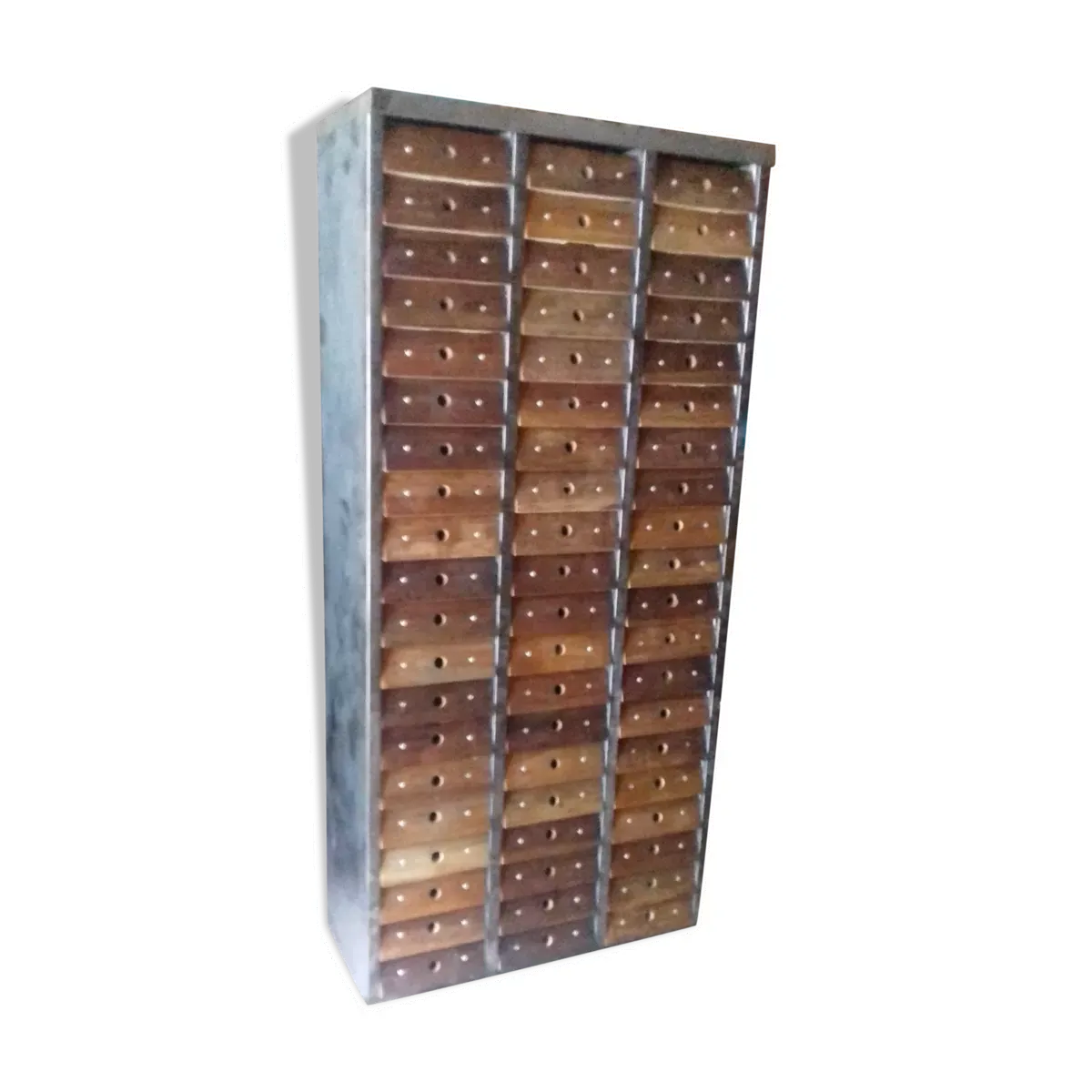 Meuble industriel Clem 60 tiroirs format A4 façade en noyer rivetée