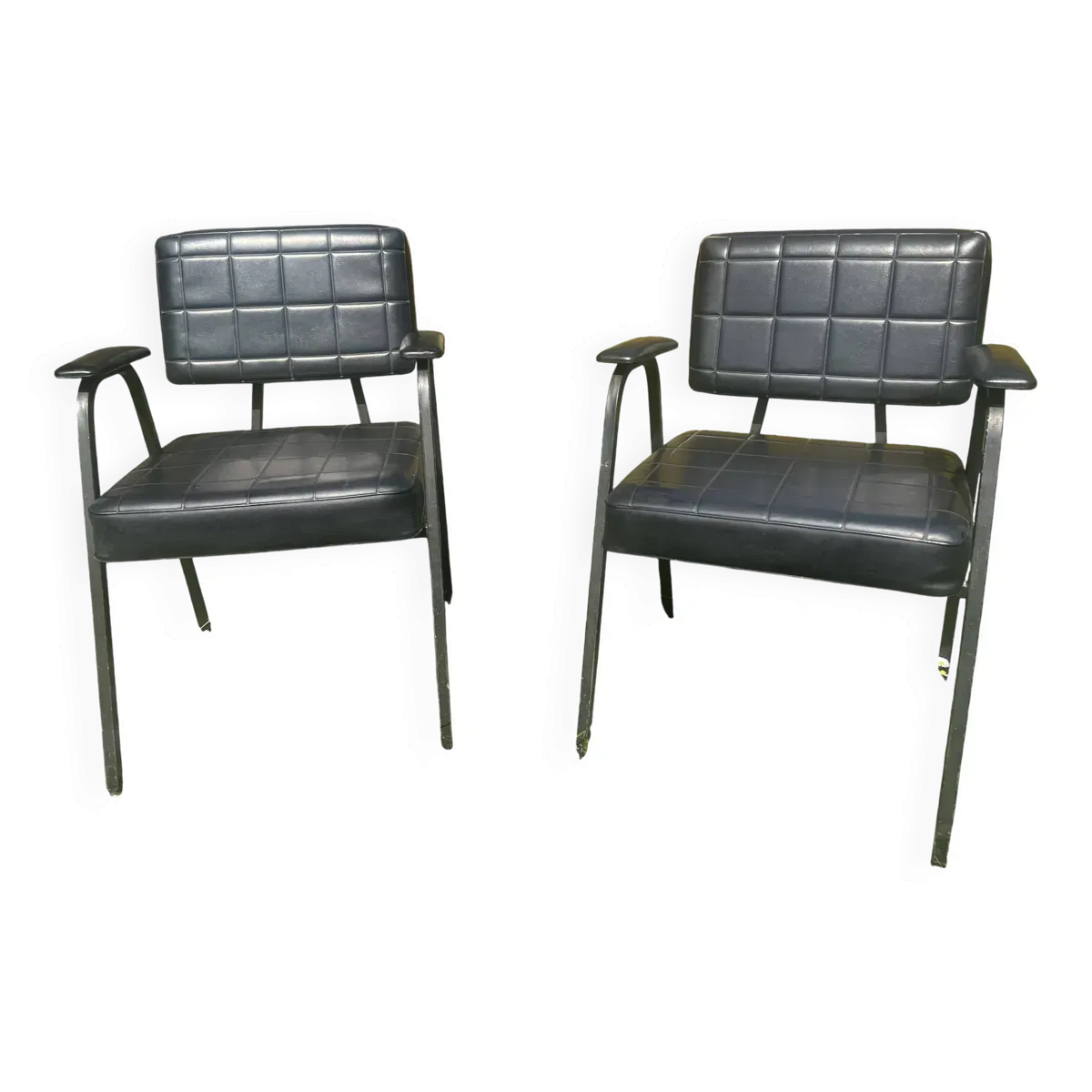 Paire de fauteuils vintage industriels en simili noir et piétement métal