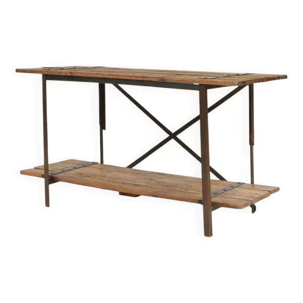 Table d'appoint industrielle avec cadre en métal et plateau en bois et plateforme amovible.
