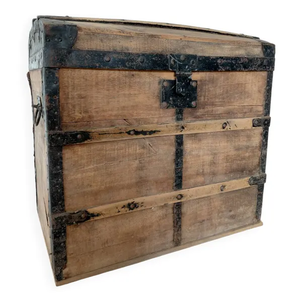 Malle bombée ancienne XIXe en bois et ferrures rivetées
