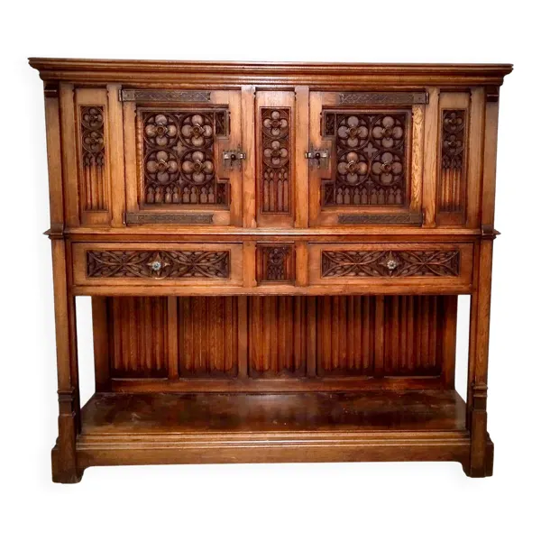 Dressoir gothique en chêne et noyer – École française, XIXᵉ siècle
