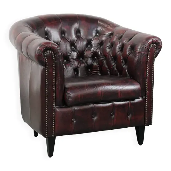 Fauteuil club Chesterfield en cuir de vache dans un style anglais classique.