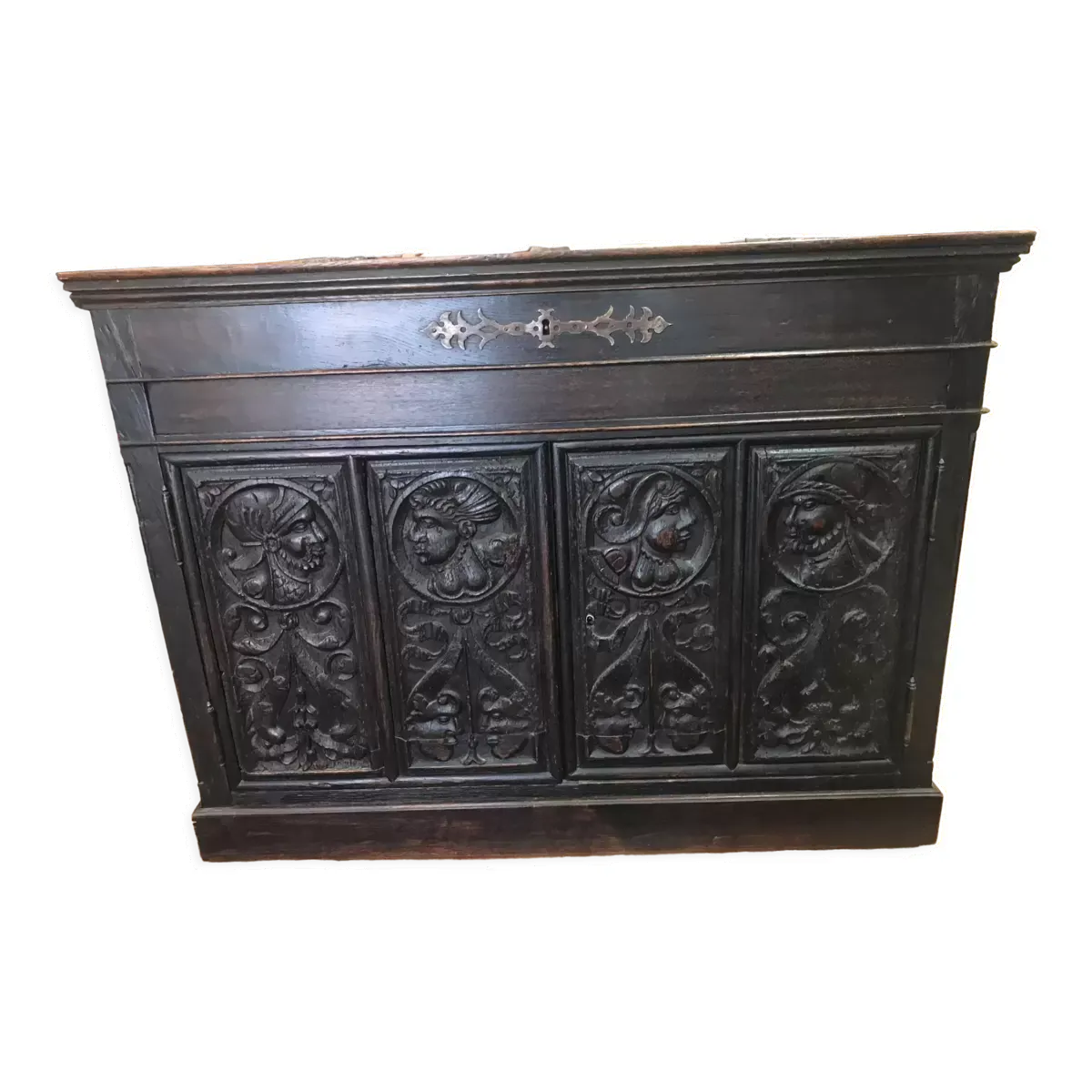 Buffet bas style gothique epoque louis xiii