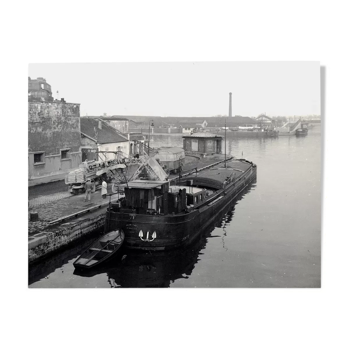 Photo ancienne d'une péniche sur un canal au Nord de Paris