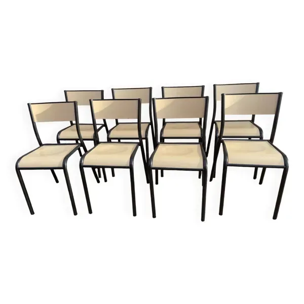 8 chaises d’écolier