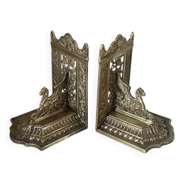 paire de serre-livres décor gothique en laiton 1920