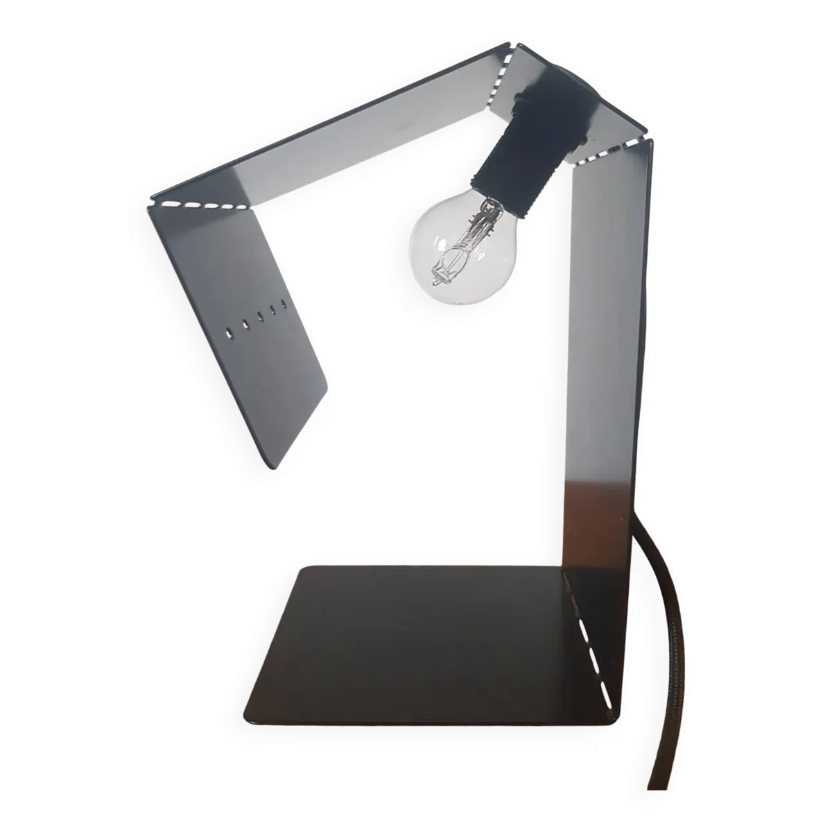 Lampe en tôle pliée