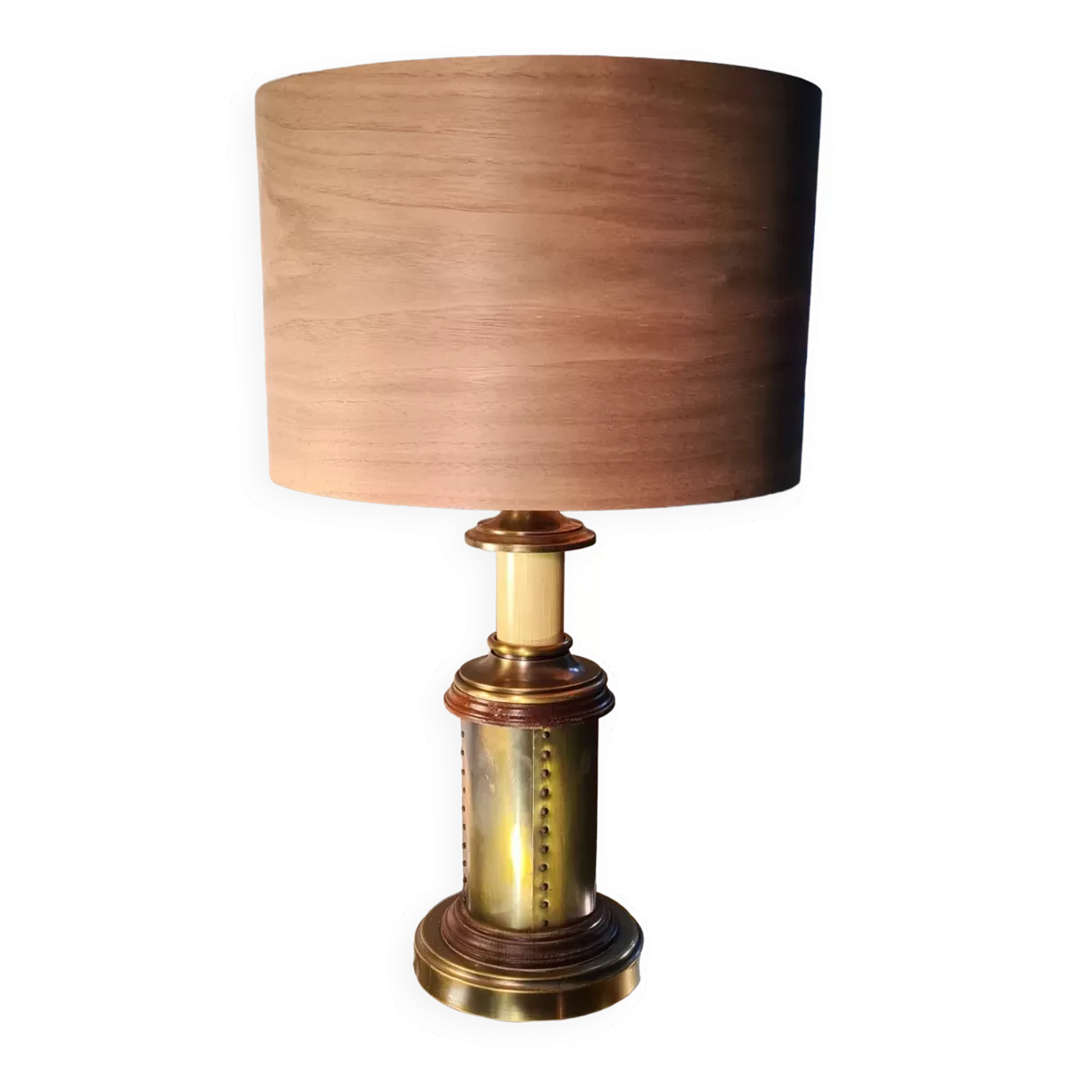 Lampe 1970 bois et metal style riveté patiné avec superbe abat lour en feuille de bois  veritable
