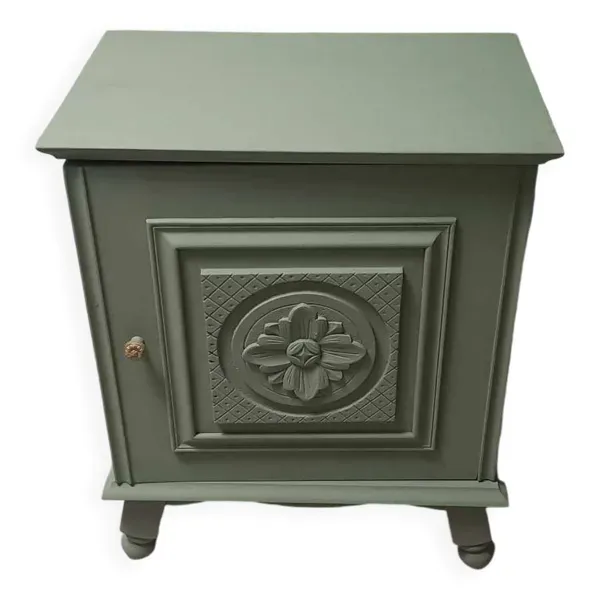 Chevet avec sculptures florales