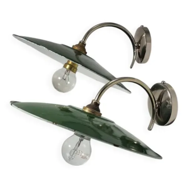 Paire d'appliques en tôle émaillée