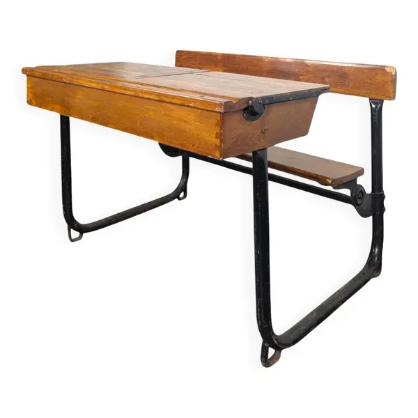 Bureau d'écolier moderniste