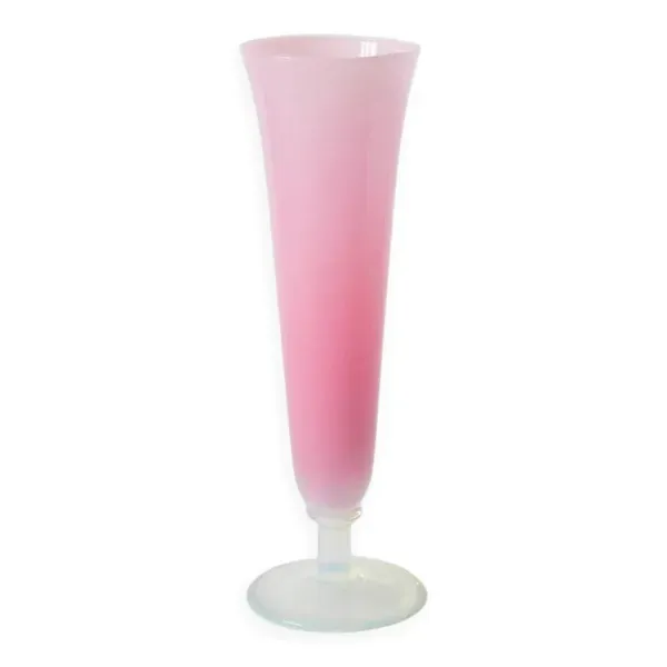 Petit vase en opaline, rose bonbon et pieds opalescent, 1960