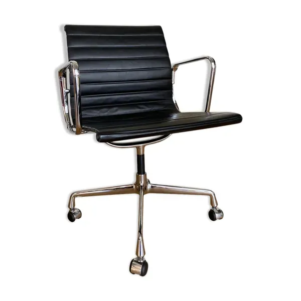 Fauteuil ea108 de Charles Eames édition Vitra