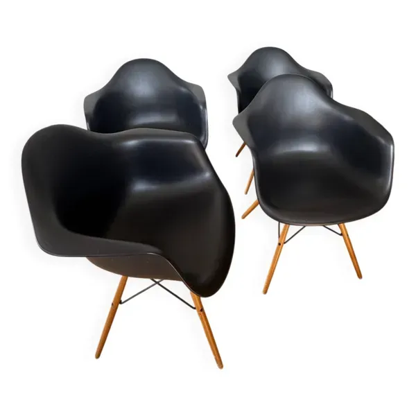Fauteuils Eames plastic armchair