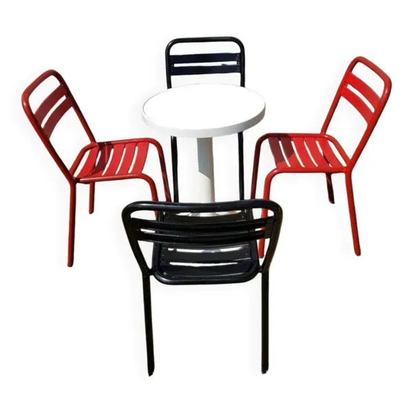 4 chaises tolix T2 en métal rouge et noir et table bistrot blanche vintage