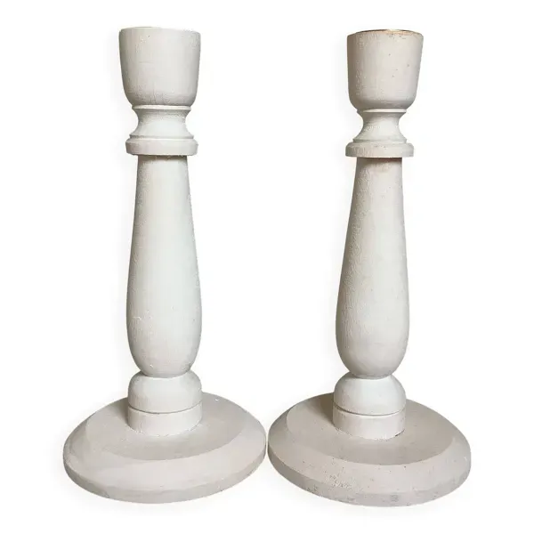 Paire de bougeoirs en bois peint