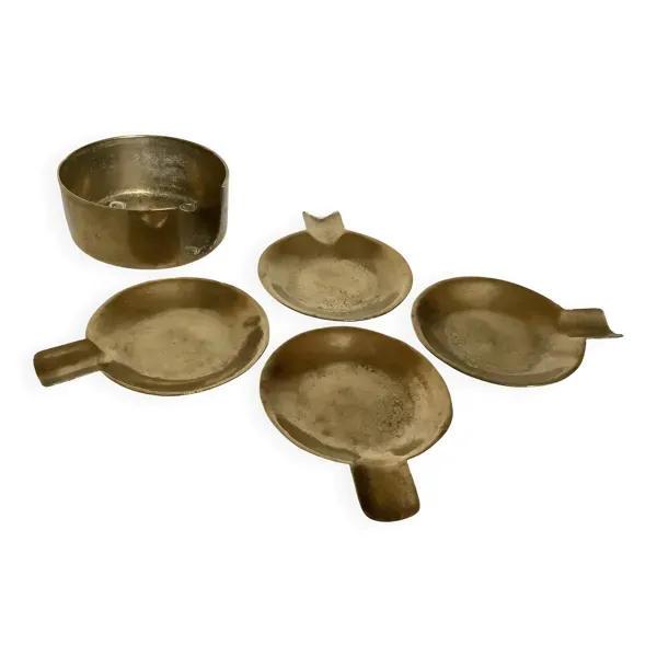 Quatre cendriers individuels en laiton