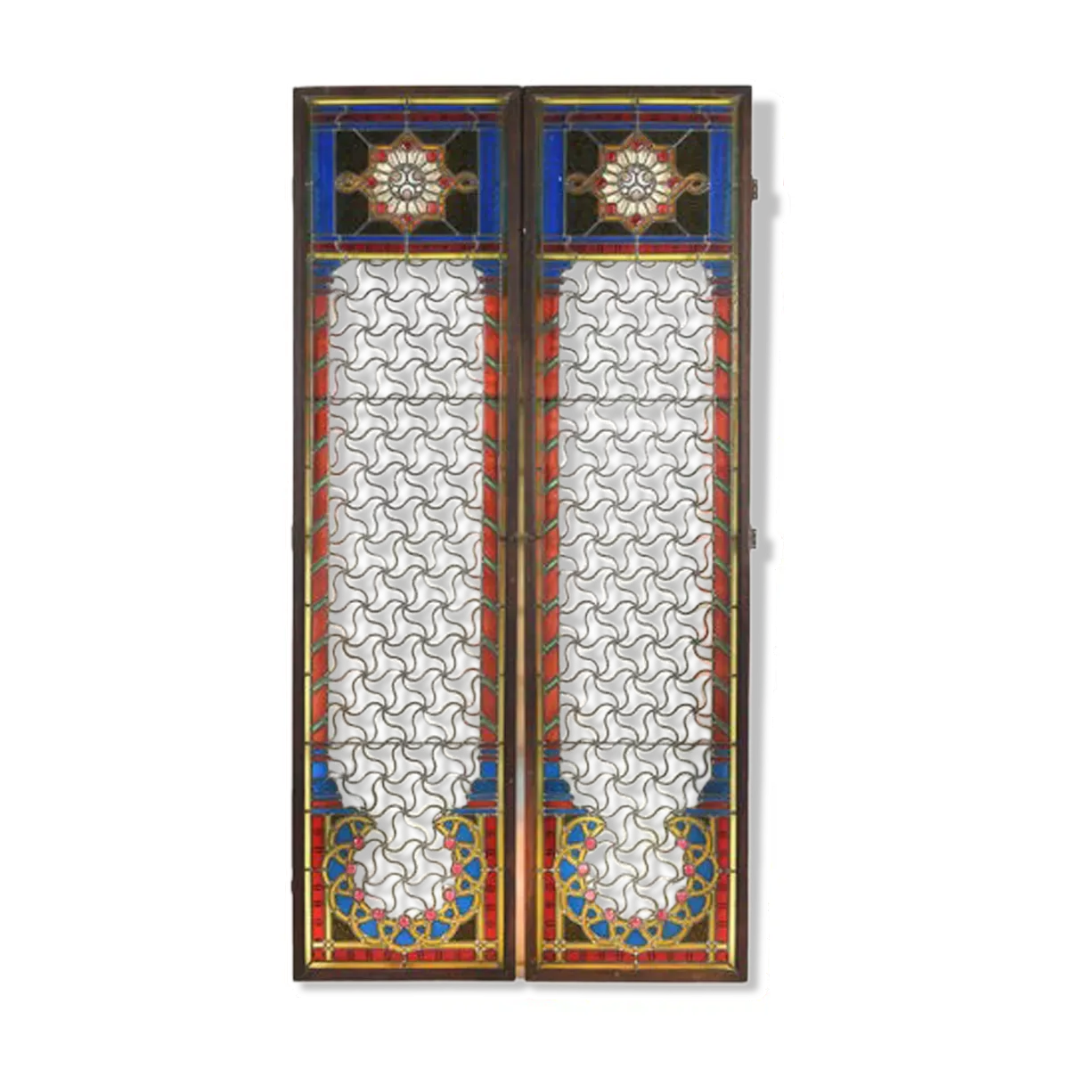 Fenêtres grillagées à vitraux colorés