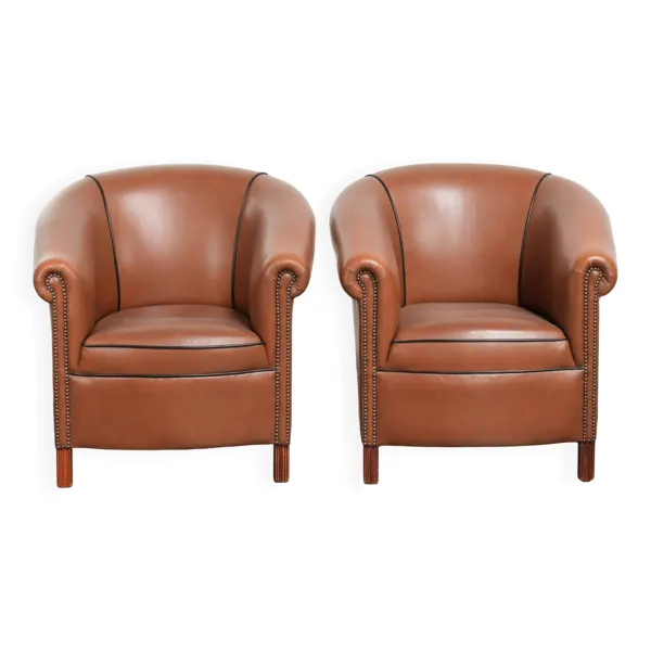 Ensemble de 2 fauteuils club en cuir de vache en bon état dans le style anglais.