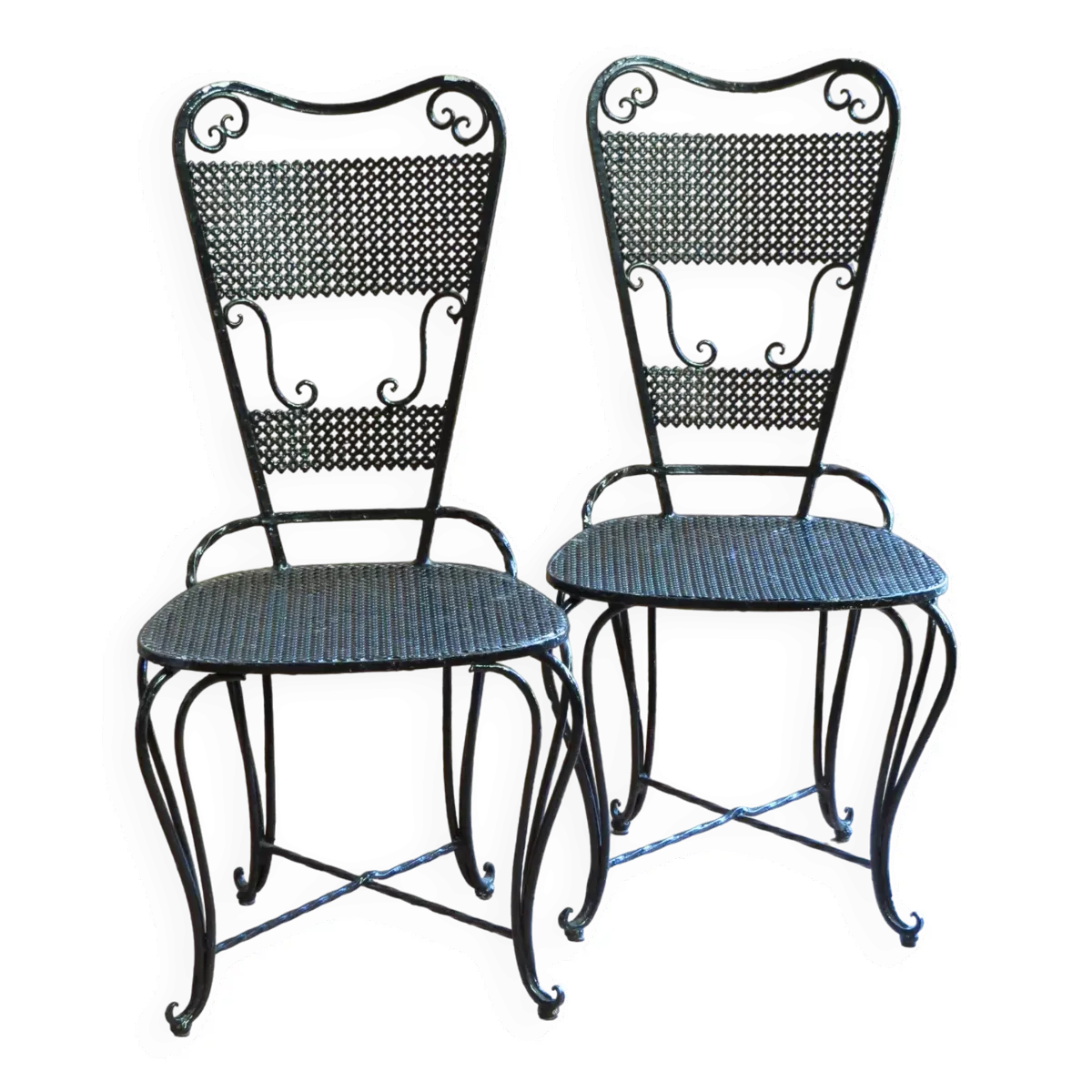 Paire de chaises de jardin en fer forgé laquées noir