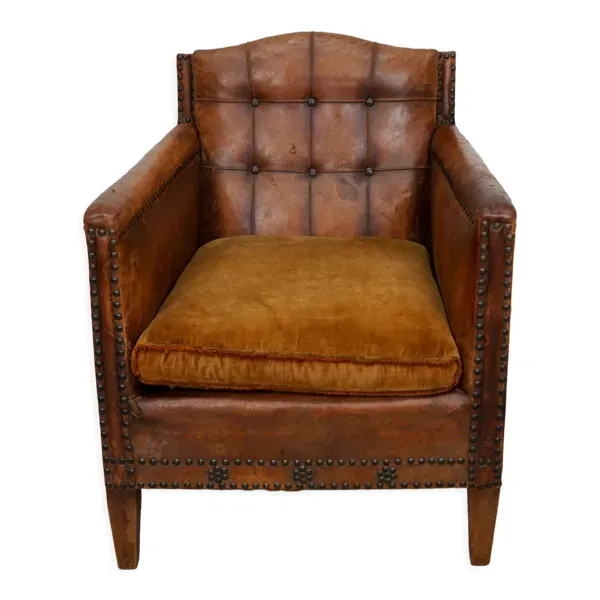 Fauteuil club en cuir cognac à dossier boutonné
