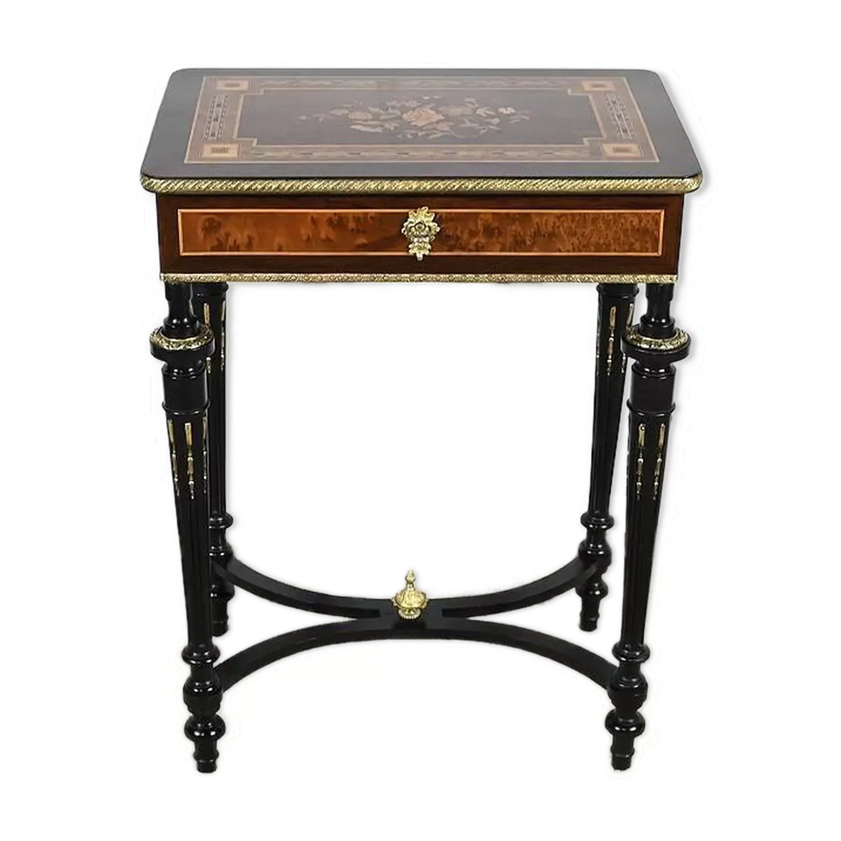 Table de salon en palissandre et loupe d’amboine, style Louis XVI, époque Napoléon III