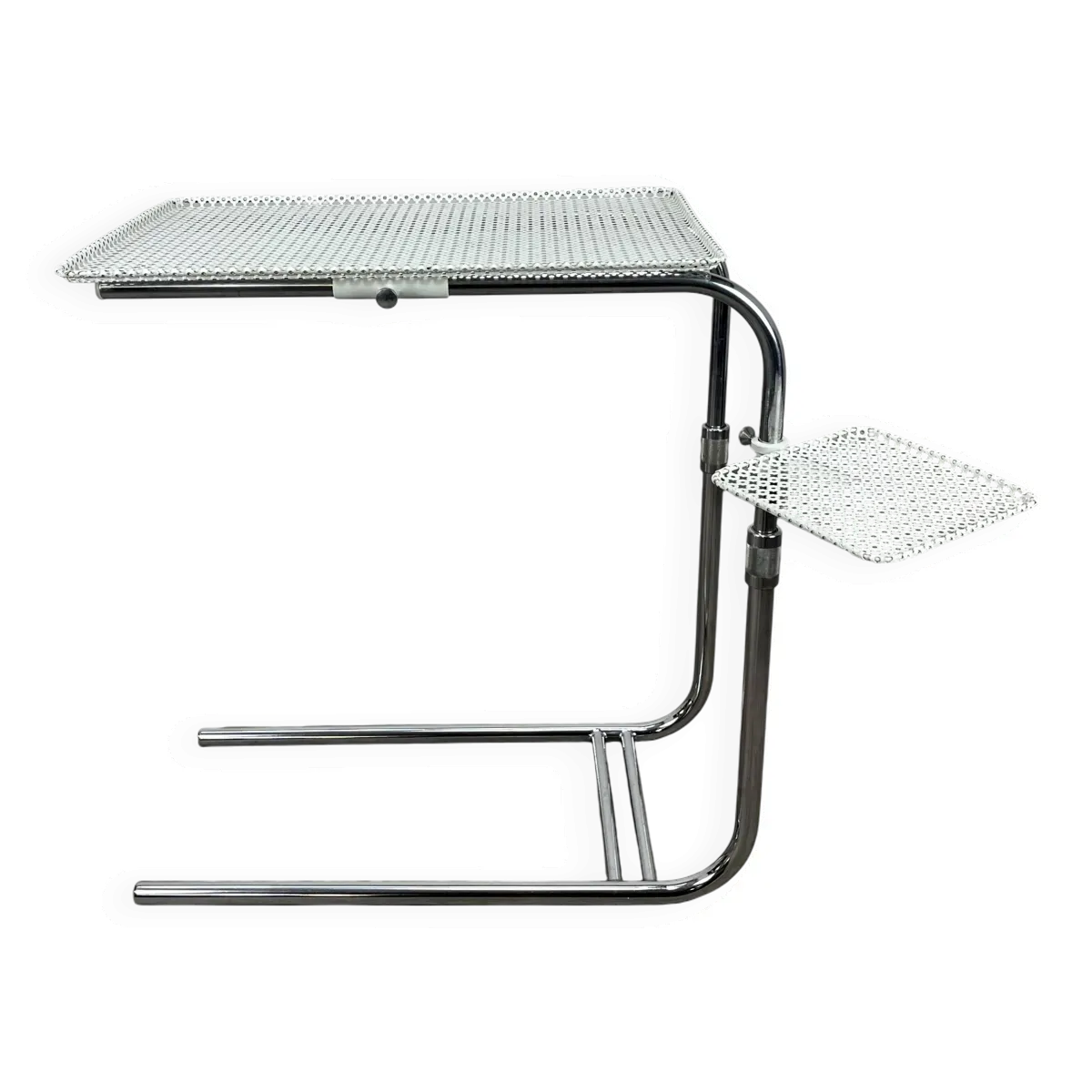 Desserte modulable ''L'Adap-Table'' en métal perforé et chrome