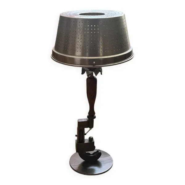 Lampe de style industriel realisée a partir d'un ancien outil de menuisier
