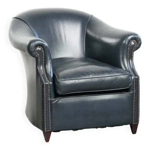 Fauteuil de club bleu foncé en cuir de vachette au design intemporel.