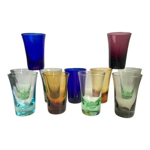 Ensemble de 11 verres à liqueur en verre coloré années 70